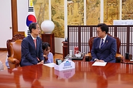 한덕수 국무총리가 12일 여의도 국회 의장실에서 우원식 국회의장을 예방, 환담을 나누고 있다.