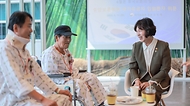 강정애 국가보훈부 장관이 호국보훈의 달을 맞아 11일 오후 서울중앙보훈병원에 방문해 입원중인 국가유공자들을 위문 하고 있다. 