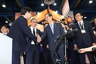 한덕수 국무총리가 13일 서울 강남구 코엑스에서 열린 벤처·스타트업 행사 ‘Next Rise 2024 서울’ 개막식에서 참석자들과 인사하고 있다.