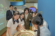 강정애 국가보훈부 장관이 3일 오전 용산 어린이정원에서 열린 보보의 집 개관 행사에 참석하여 주요 내빈 및 유치원생들과 함께 보보의 집 전시관을 둘러보고 있다. 