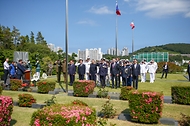 이희완 국가보훈부 차관이 3일 오후 부산시 유엔기념공원에서 카이사 올롱그렌 네덜란드 국방부 장관과 함께 네덜란드 묘역을 방문하여 헌화 및 참배를 하고 있다.