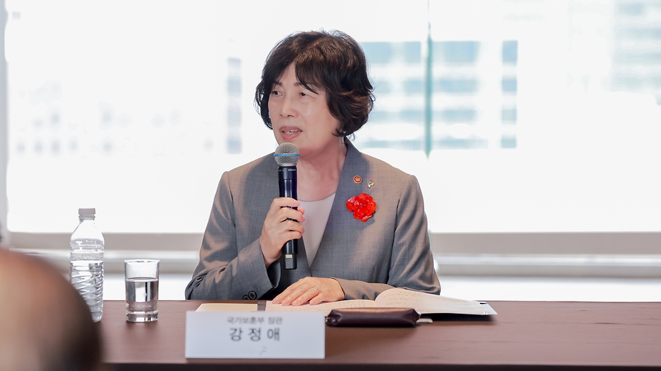 강정애 국가보훈부 장관이 7일 오후 서울시 중구 플라자호텔에서 열린 국가보훈위원회 민간위원 간담회에 참석하여 인사말을 하고 있다.