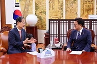 한덕수 국무총리가 12일 여의도 국회 의장실에서 우원식 국회의장을 예방, 환담을 나누고 있다.