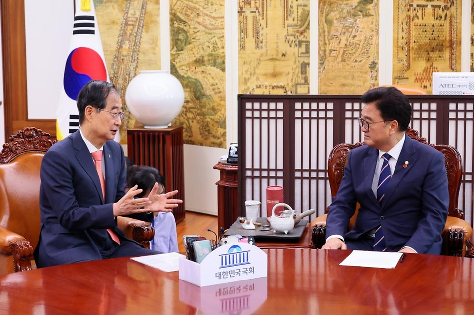 한덕수 국무총리가 12일 여의도 국회 의장실에서 우원식 국회의장을 예방, 환담을 나누고 있다.