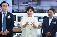 송미령 농림축산식품부 장관이 12일 전남 나주시에서 열린 첨단무인자동화 농업생산 시범단지 준공식에 참석하고 주요시설 및 무인자동화 농업생산 시연에 참관하고 있다.