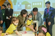 강정애 국가보훈부 장관이 3일 오전 용산 어린이정원에서 열린 보보의 집 개관 행사에 참석하여 주요 내빈 및 유치원생들과 함께 보보의 집 전시관을 둘러보고 있다. 