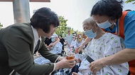 강정애 국가보훈부 장관이 호국보훈의 달을 맞아 11일 오후 서울중앙보훈병원에 방문해 의료진 및 국가유공자들에게 커피와 간식을 전달하고 있다.