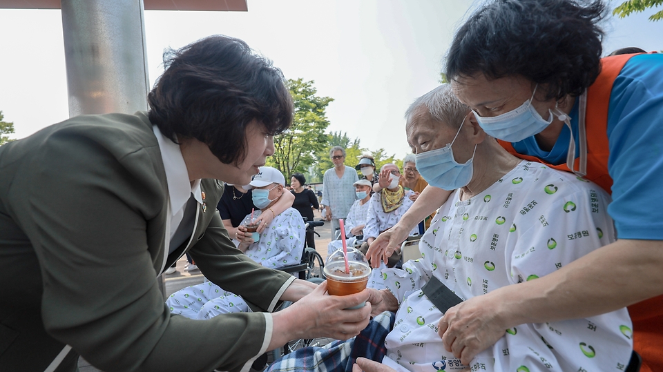 강정애 국가보훈부 장관이 호국보훈의 달을 맞아 11일 오후 서울중앙보훈병원에 방문해 의료진 및 국가유공자들에게 커피와 간식을 전달하고 있다.