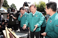 이상민 행정안전부 장관이 13일 전북 부안군 계화면의 지진 피해 주택을 찾아 복구 현황을 청취하고 향후 지원사항에 관한 의견을 나누고 있다.