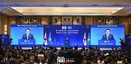 윤석열 대통령이 12일(현지시간) 카자흐스탄 아스타나 힐튼호텔에서 열린 ‘한-카자흐스탄 비즈니스 포럼’에 참석해 기조연설을 하고 있다.