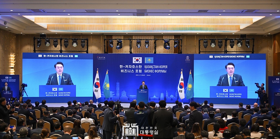 윤석열 대통령이 12일(현지시간) 카자흐스탄 아스타나 힐튼호텔에서 열린 ‘한-카자흐스탄 비즈니스 포럼’에 참석해 기조연설을 하고 있다.
