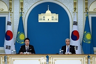 윤석열 대통령과 카심-조마르트 토카예프 카자흐스탄 대통령이 12일(현지시간) 카자흐스탄 아스타나 대통령궁에서 열린 한·카자흐스탄 양해각서(MOU) 서명식에 임석했다.