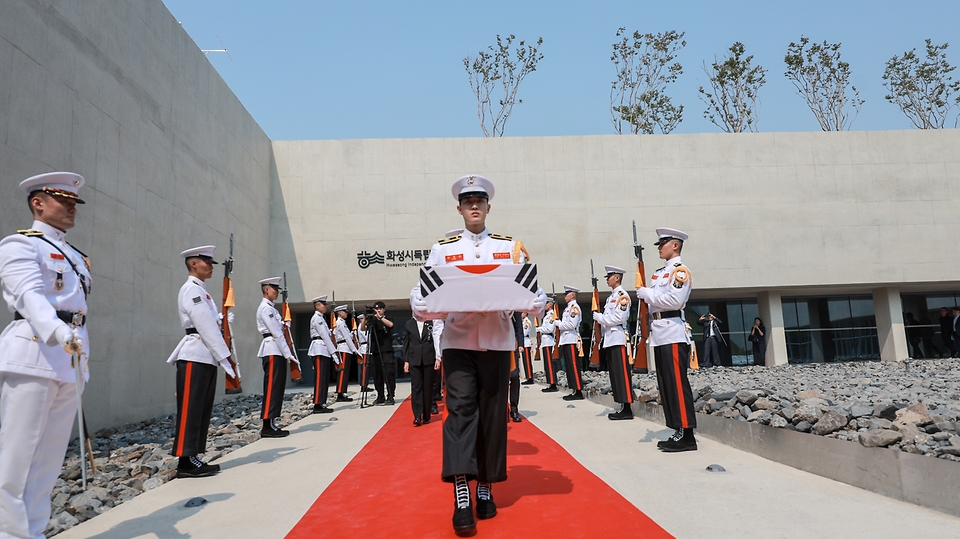 강정애 국가보훈부 장관이 10일 오후 경기도 화성시 화성독립운동기념관에서 열린 고주리 순국선열 합동 봉송식에 참석해 유가족 및 주요내빈과 함께 영현봉송을 하고 있다.