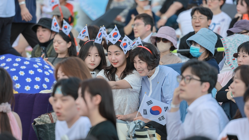 강정애 국가보훈부 장관이 8일 오후 서울시 송파구 올림픽공원 88잔디마당에서 열린 제1회 대한민국 보훈 문화제 2024 코리아 메모리얼 페스타에 참석해 시민들들과 함께 공연을 관람하고 있다.