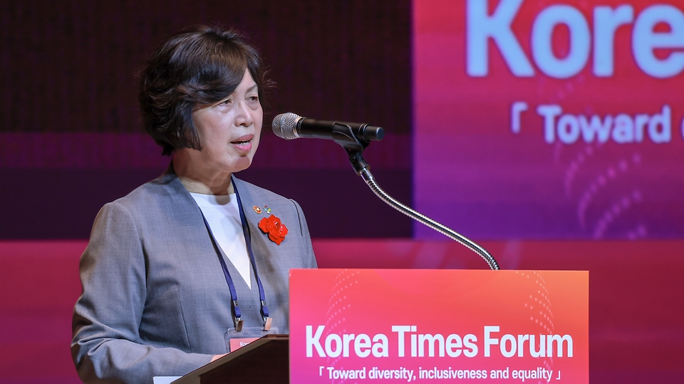 강정애 국가보훈부 장관이 5일 오전 서울시 중구 대한상공회의소에서 열린 2024 코리아타임스 포럼에 참석하여 축사를 하고 있다.