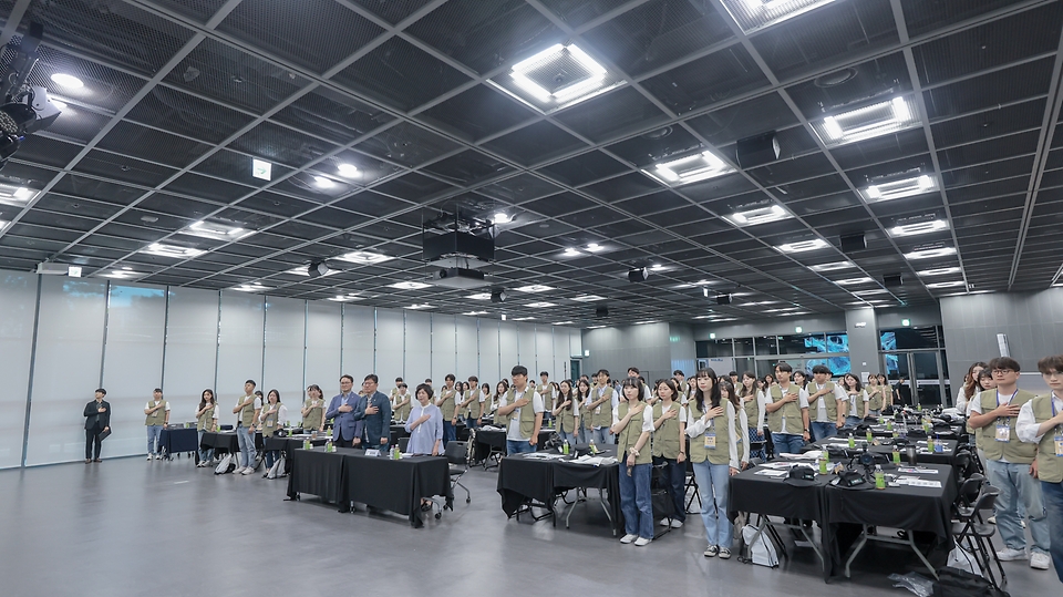 강정애 국가보훈부 장관이 지난 1일 오후 서울시 서대문구 국립대한민국임시정부기념관에서 열린 2024년 국외 보훈사적지 탐방 발대식에 참석하여 참가자들과 함께 국민의례를 하고 있다.