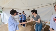 강정애 국가보훈부 장관이 8일 오후 서울시 송파구 올림픽공원 88잔디마당에서 열린 제1회 대한민국 보훈 문화제 2024 코리아 메모리얼 페스타에 참석해 행사부스를 둘러보며 격려하고 있다. 