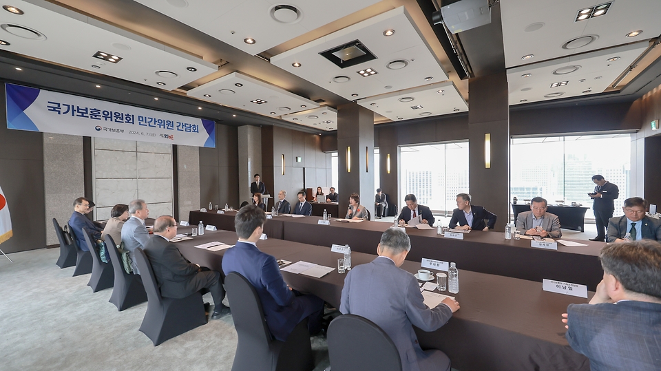 강정애 국가보훈부 장관이 7일 오후 서울시 중구 플라자호텔에서 열린 국가보훈위원회 민간위원 간담회에 참석하여 회의를 하고 있다.