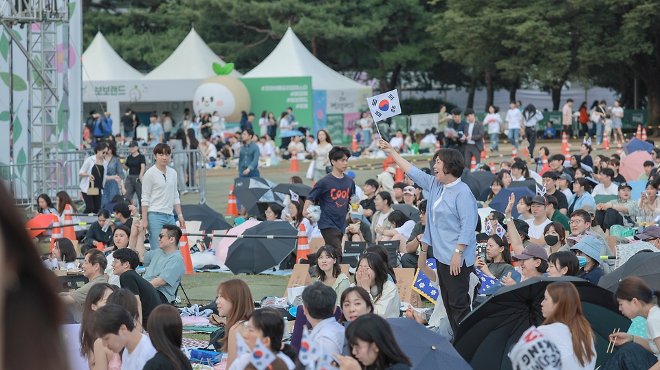 강정애 국가보훈부 장관이 8일 오후 서울시 송파구 올림픽공원 88잔디마당에서 열린 제1회 대한민국 보훈 문화제 2024 코리아 메모리얼 페스타에 참석해 시민들들과 함께 공연을 관람하고 있다.