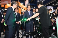 한덕수 국무총리가 13일 서울 강남구 코엑스에서 열린 벤처·스타트업 행사 ‘Next Rise 2024 서울’에서 참여부스를 돌아보고 있다.