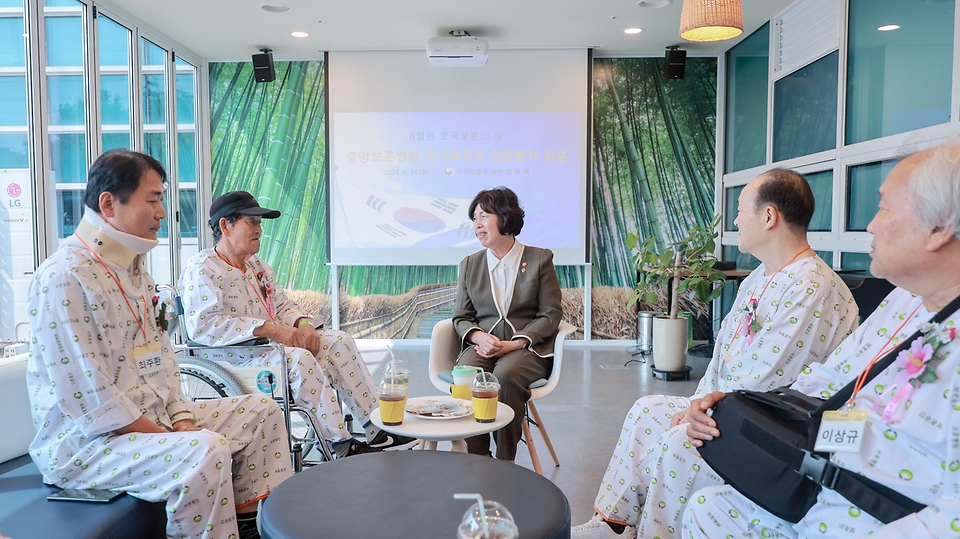 강정애 국가보훈부 장관이 호국보훈의 달을 맞아 11일 오후 서울중앙보훈병원에 방문해 입원중인 국가유공자들을 위문 하고 있다. 
