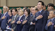 10일 오전 서울시 중구 훈련원공원 종합체육관에서 개최된 국가보훈부 주관 제98주년 6.10만세운동 기념식에서 강정애 국가보훈부 장관이 주요내빈과 함께 국민의례를 하고 있다.