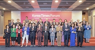 강정애 국가보훈부 장관이 5일 오전 서울시 중구 대한상공회의소에서 열린 2024 코리아타임스 포럼에 참석하여 주요 내빈과 함께 기념촬영을 하고 있다.