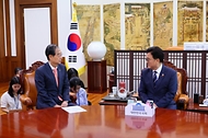 한덕수 국무총리가 12일 여의도 국회 의장실에서 우원식 국회의장을 예방, 환담을 나누고 있다.