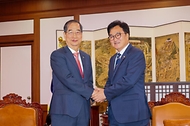한덕수 국무총리가 12일 여의도 국회 의장실에서 우원식 국회의장을 예방, 악수를 하고 있다.