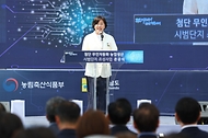 송미령 농림축산식품부 장관이 12일 전남 나주시에서 열린 첨단무인자동화 농업생산 시범단지 준공식에 참석해 축사하고 있다.