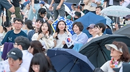 강정애 국가보훈부 장관이 8일 오후 서울시 송파구 올림픽공원 88잔디마당에서 열린 제1회 대한민국 보훈 문화제 2024 코리아 메모리얼 페스타에 참석해 시민들들과 함께 공연을 관람하고 있다.