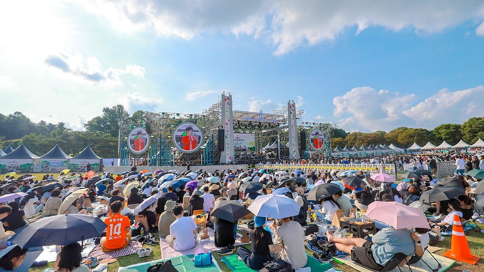 8일 오후 서울시 송파구 올림픽공원 88잔디마당에서 열린 제1회 대한민국 보훈 문화제 2024 코리아 메모리얼 페스타에서 시민들이 공연을 즐기고 있다.
