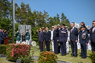 이희완 국가보훈부 차관이 3일 오후 부산시 유엔기념공원에서 카이사 올롱그렌 네덜란드 국방부 장관과 함께 네덜란드 묘역을 방문하여 헌화 및 참배를 하고 있다.