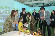 강정애 국가보훈부 장관이 3일 오전 용산 어린이정원에서 열린 보보의 집 개관 행사에 참석하여 주요 내빈 및 유치원생들과 함께 보보의 집 전시관을 둘러보고 있다. 