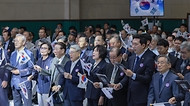 10일 오전 서울시 중구 훈련원공원 종합체육관에서 국가보훈부 주관 제98주년 6.10만세운동 기념식이 개최된 가운데 강정애 국가보훈부 장관이 주요내빈과 함께 만세삼창을 외치고 있다.