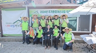 강정애 국가보훈부 장관이 4일 오후 경기도 안양시에 위치한 월남참전유공자 이헌주 씨 자택에서 열린 보훈공단 주거개선사업 킥오프 행사에 참석하여 주요 내빈 및 이헌주 씨와 청년보좌역들과 함께 기념촬영을 하고 있다.