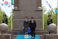 카자흐스탄을 국빈 방문 중인 윤석열 대통령과 김건희 여사가 12일(현지시간) 카자흐스탄 아스타나의 국민 감사 기념비에 헌화한 뒤 돌아나오고 있다.