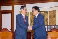 한덕수 국무총리가 12일 여의도 국회 의장실에서 우원식 국회의장을 예방, 악수를 하고 있다.