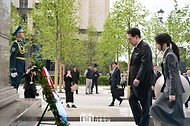 카자흐스탄을 국빈 방문 중인 윤석열 대통령과 김건희 여사가 12일(현지시간) 카자흐스탄 아스타나의 국민 감사 기념비에 헌화하기 위해 이동하고 있다.