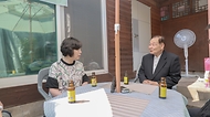 강정애 국가보훈부 장관이 4일 오후 경기도 안양시에 위치한 월남참전유공자 이헌주 씨 자택에서 열린 보훈공단 주거개선사업 킥오프 행사에 참석하여 월남참전유공자 이헌주 씨와 환담을 나누고 있다.