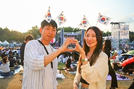 8일 오후 서울시 송파구 올림픽공원 88잔디마당에서 열린 제1회 대한민국 보훈 문화제 2024 코리아 메모리얼 페스타에서 시민들이 공연을 즐기고 있다.