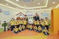 강정애 국가보훈부 장관이 3일 오전 용산 어린이정원에서 열린 보보의 집 개관 행사에 참석하여 주요 내빈과 함께 기념촬영을 하고 있다.