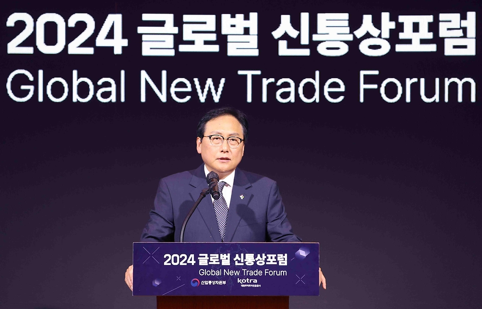 정인교 산업통상자원부 통상교섭본부장이 12일 서울 중구 롯데호텔에서 열린 2024 글로벌 신통상 포럼에 참석해 인사말을 하고 있다.