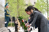 카자흐스탄을 국빈 방문 중인 윤석열 대통령과 김건희 여사가 12일(현지시간) 카자흐스탄 아스타나의 국민 감사 기념비를 찾아 헌화하고 있다.