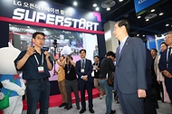한덕수 국무총리가 13일 서울 강남구 코엑스에서 열린 벤처·스타트업 행사 ‘Next Rise 2024 서울’에서 참여부스를 돌아보고 있다.