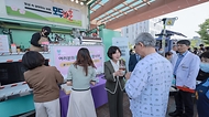 강정애 국가보훈부 장관이 호국보훈의 달을 맞아 11일 오후 서울중앙보훈병원에 방문해 의료진 및 국가유공자들에게 커피와 간식을 전달하고 있다.