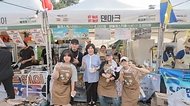 강정애 국가보훈부 장관이 8일 오후 서울시 송파구 올림픽공원 88잔디마당에서 열린 제1회 대한민국 보훈 문화제 2024 코리아 메모리얼 페스타에 참석해 행사부스를 둘러보며 격려하고 있다. 