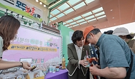 강정애 국가보훈부 장관이 호국보훈의 달을 맞아 11일 오후 서울중앙보훈병원에 방문해 의료진 및 국가유공자들에게 커피와 간식을 전달하고 있다.