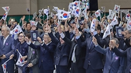 10일 오전 서울시 중구 훈련원공원 종합체육관에서 국가보훈부 주관 제98주년 6.10만세운동 기념식이 개최된 가운데 강정애 국가보훈부 장관이 주요내빈과 함께 만세삼창을 외치고 있다.