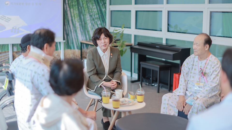 강정애 국가보훈부 장관이 호국보훈의 달을 맞아 11일 오후 서울중앙보훈병원에 방문해 입원중인 국가유공자들을 위문 하고 있다. 